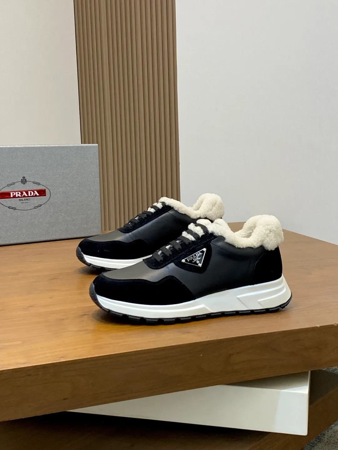 💰780 Prada/Prada Autumn and winter men's leather lace-up sneakers. Top-quality goods produced in Dongguan. Imported Nappa cowhide leather upper with raised layered design. Light and breathable, soft and comfortable. Genuine calfskin leather edging has a distinctive sporty style. The leather tongue is equipped with the classic PRADA letter red rubber label badge to fully display the brand style. The transparent air-cushion midsole is equipped with a lightweight tread rubber outsole. It is light and increased by about 4CM. The inner lining is Excellent foot feel. Comes with original packaging. 38-44 (customized at 45). Size: 39-40-41-42-43-44. Standard leather shoe size.